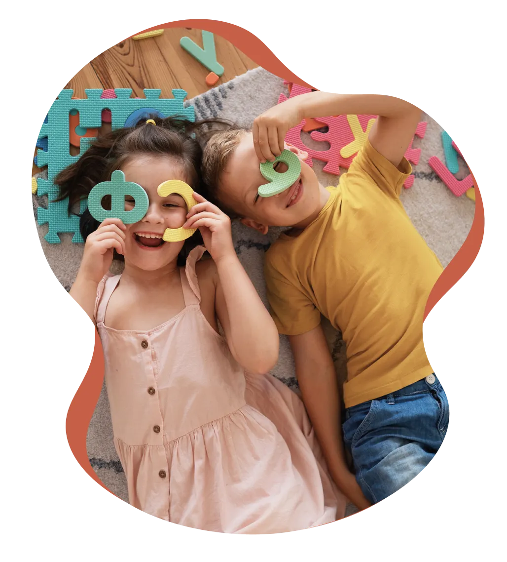 Criança feliz aprendendo